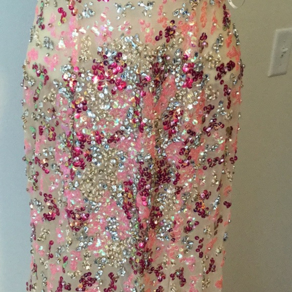 Stunning embroidered dress - Picture 3 of 5